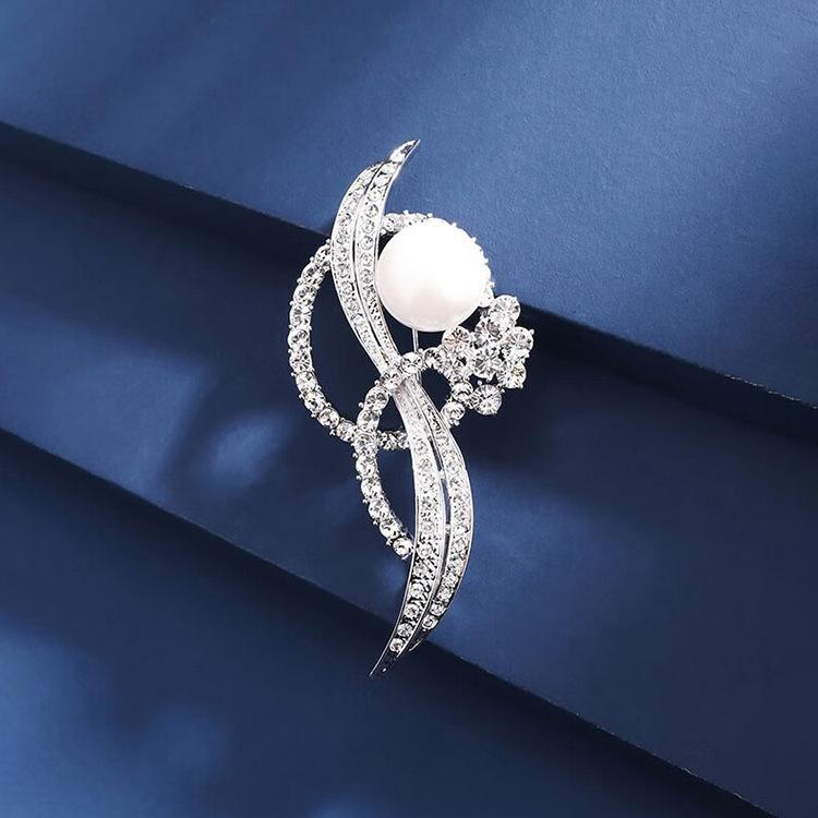 Fashionable Garland Brooch, High-end Feminine Charm, Exquisite Pearl Brooch, Design Sense, Niche Brooch