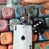 Einzigartiger Poker-Spiel-Themen-Schlüsselanhänger-Anhänger für Modeaccessoires mit Ornamente aus Acryl-Legierung