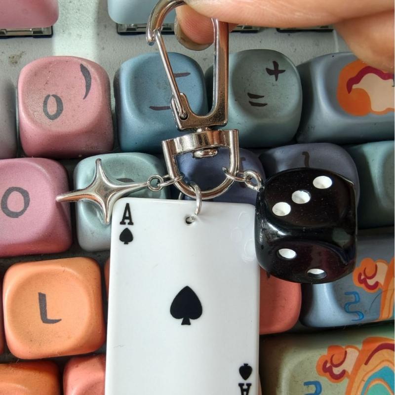 Einzigartiger Poker-Spiel-Themen-Schlüsselanhänger-Anhänger für Modeaccessoires mit Ornamente aus Acryl-Legierung