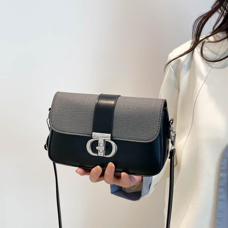 

Простая летняя новая тенденция персонализированная маленькая квадратная сумка женская универсальная повседневная модная нишевая дизайнерская сумка-мессенджер для старших чёрный