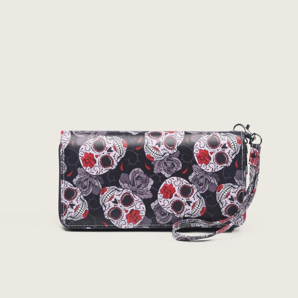 Halloween-Geschenkidee lange Geldbörse mit Totenkopf- und Rosenprint, mit Armband, Punk-Stil, in verschiedenen Farben, darunter Schwarz und Rot.
