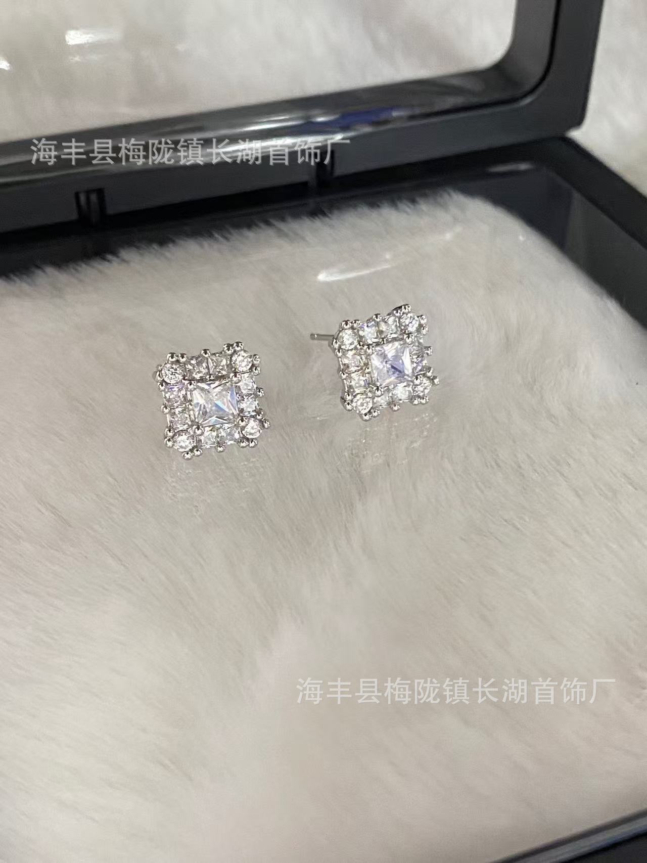 

Autumn eleven acc simple temperament jiugongge small square diamond earrings super flash commuter earrings