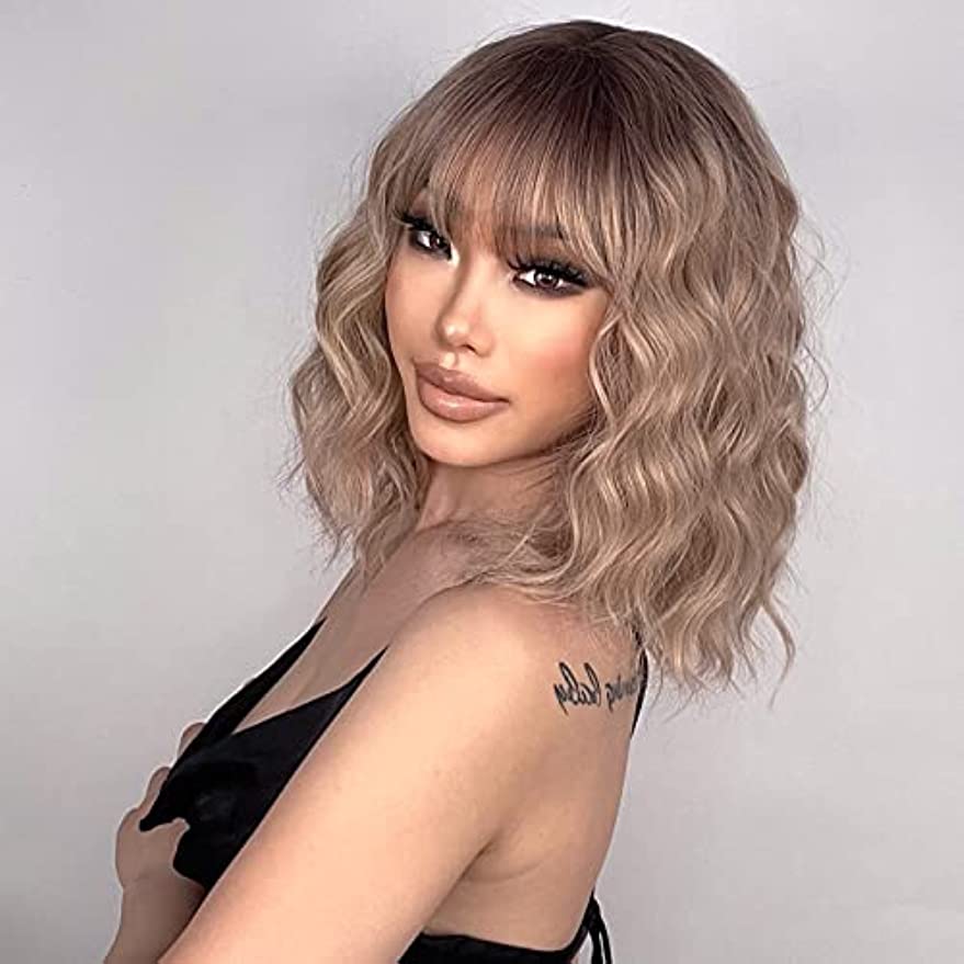 XINRAN Perruques blondes courtes avec frange perruques blondes ondulées synthétiques pour femmes perruque blonde ombrée pastel bouclée pour un usage quotidien Cosplay