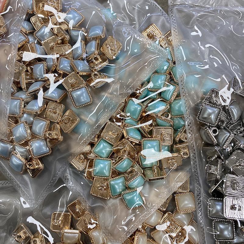 Čtvercový taiwanský diamantový kovový knoflík Koš Vlněný kardigan Dekorativní doplňek Knoflík