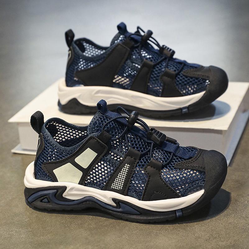 Letnie siatkowe sandały sportowe dla chłopców 2026: Miękka podeszwa, zamknięty czubek. Idealne dla średnich i dużych dzieci na plaży.