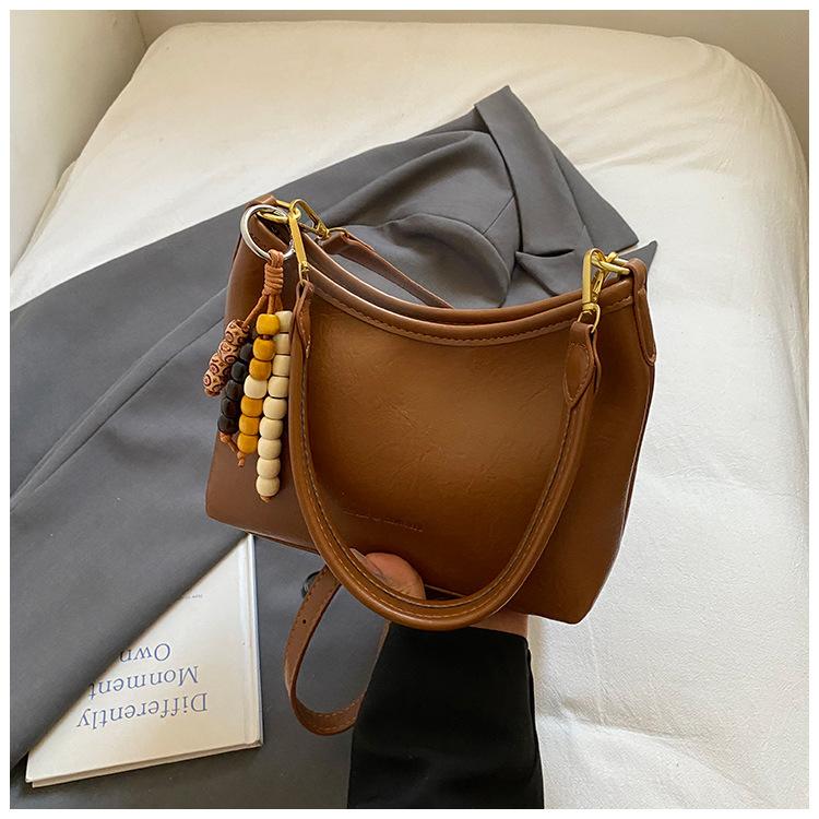 Casual shoulder bag niche design women's bag 2025 new retro underarm bag Korean version large-capacity commuter messenger bag