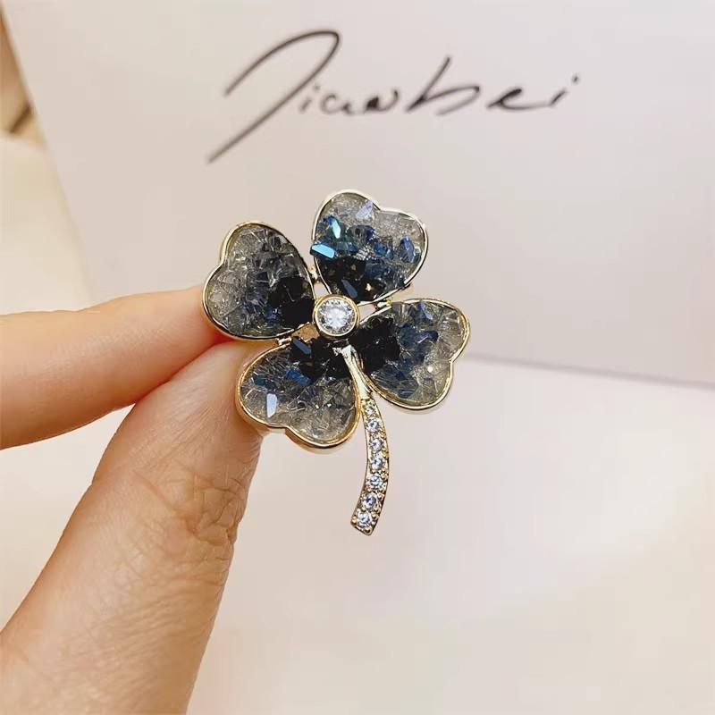 Moran Crystal Four-leaf Clover Brooch, High-end Female Niche Design Sense, Suit Corsage Accessories, Pin Imitation Light Buckle Tide