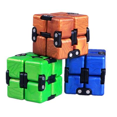 QiYi 2x2 Crazy Cube 2x2x2 Endless Magic Infinite Cube Entspannen Entlasten Druck 2 Schichten Cube Puzzle Spielzeug für Kinder Geschenk