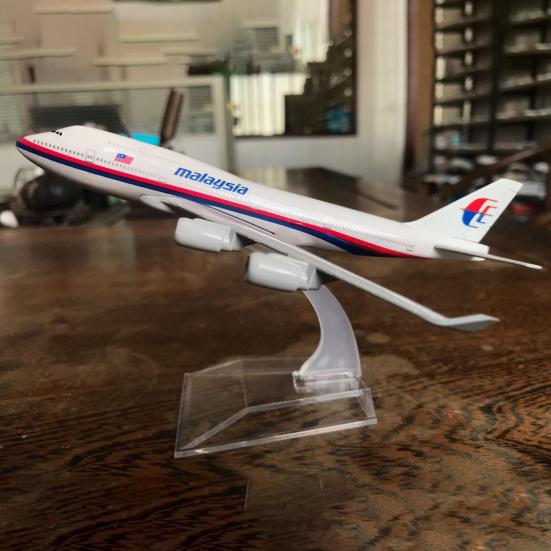 16CM 1:400 B747 Airplane Model Toy with Plastic Stable Base Realistic Alloy Die-cast Aircraft Ornament Kids Boys Plane Enthusiasts Collectible Gift