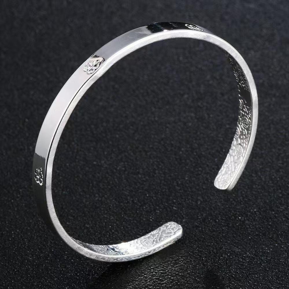 Glänzendes koreanisches minimalistisches Armband mit vierblättrigem Kleeblatt – Glücksbringend, vielseitig und stilvoll