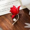 Elegancka Czerwona Begonia Broszka Perłowa dla Kobiet - Pin o Niszowym Designie do Garniturów