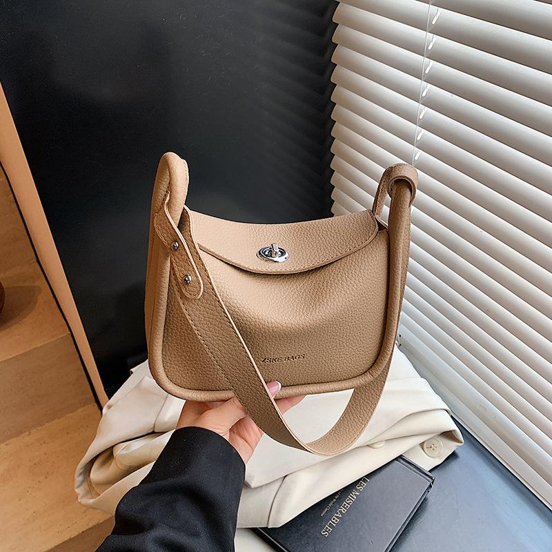 This Year's Popular Lychee Pattern Super Fire Shoulder Bucket Bag Fashionable Texture Messenger Bag Commuter Versatile Women's Bag