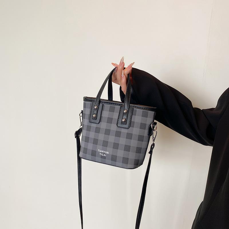 

Модная и универсальная личность корейская версия клетчатая сумка-ведро женская осенняя новая свежая девушка通勤 сумка-мессенджер чёрный