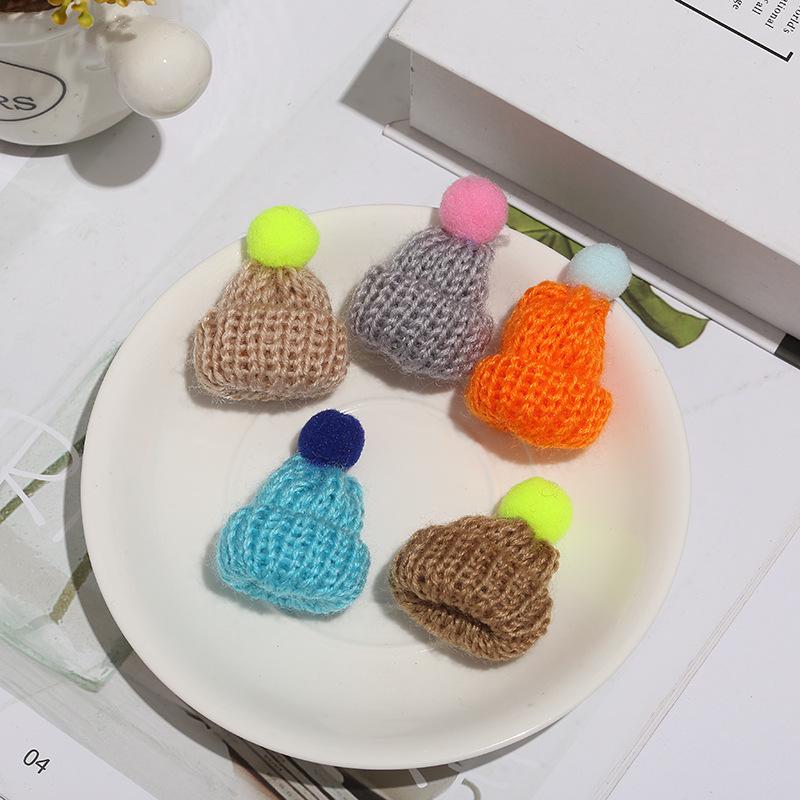 Ornament Pălărie Mini din Lână Tricotată cu Buline pentru Crăciun DIY.