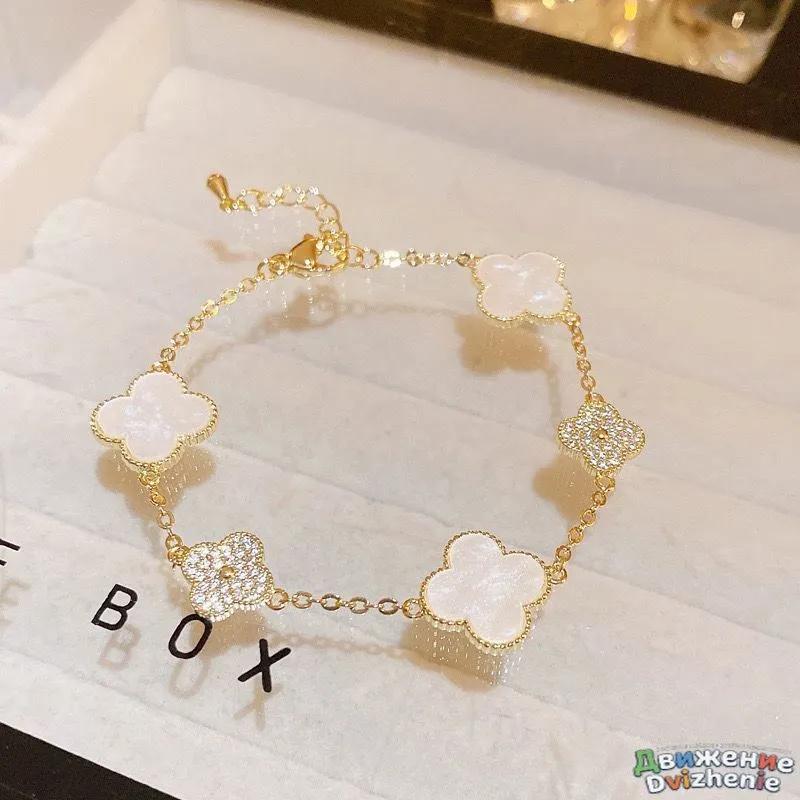 Bracciale a maglie Quadrifoglio con Motivi Floreali Alternati e Dettagli Texturizzati Lunghezza Catena Regolabile