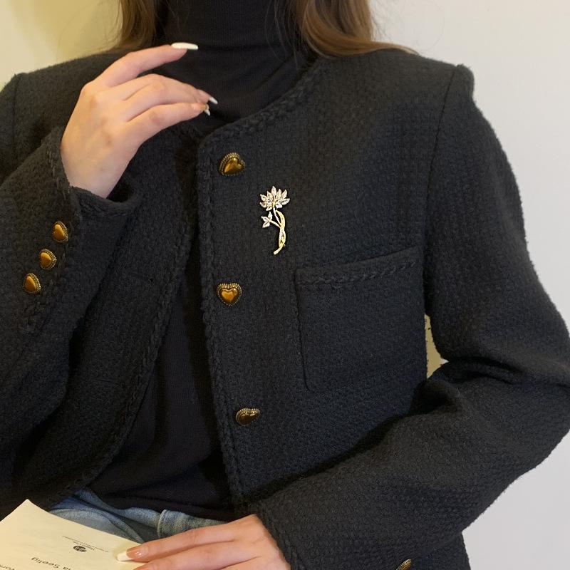 The Lotus Brooch Exudes A Sense of High-end Niche Luxury and Elegance The Brooch Has A Design Sense and Is A Niche Brooch