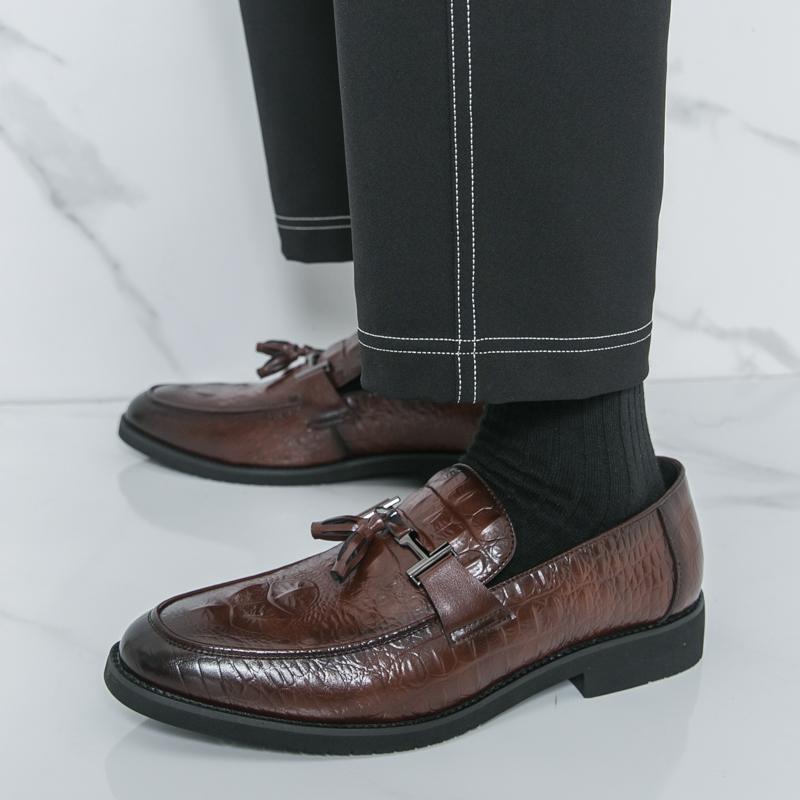 New Luxury Designer Pointed Crocodile Pattern Shoes Men Casual Tassels Loafers Formal Dress Footwear Sapatos Tenis Masculino