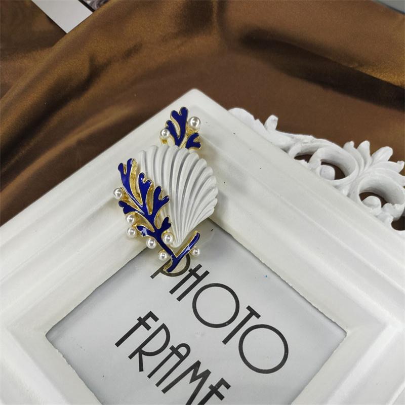 

Cute Unique Design Enamel Jewelry Small Simulated Pearl Coral Shell Brooches Women Accessories Shirt Pins белый