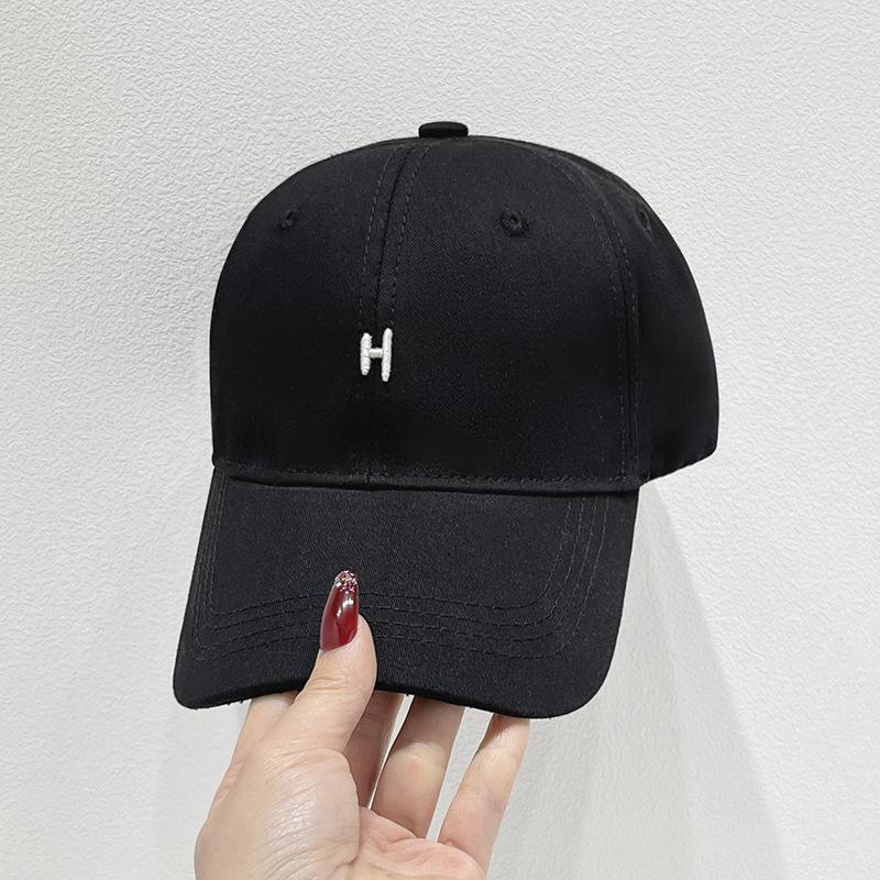 The new Japanese soft-top baseball hat for men and women is simple and versatile, and the small H letter embroidered cap has a curved brim to show