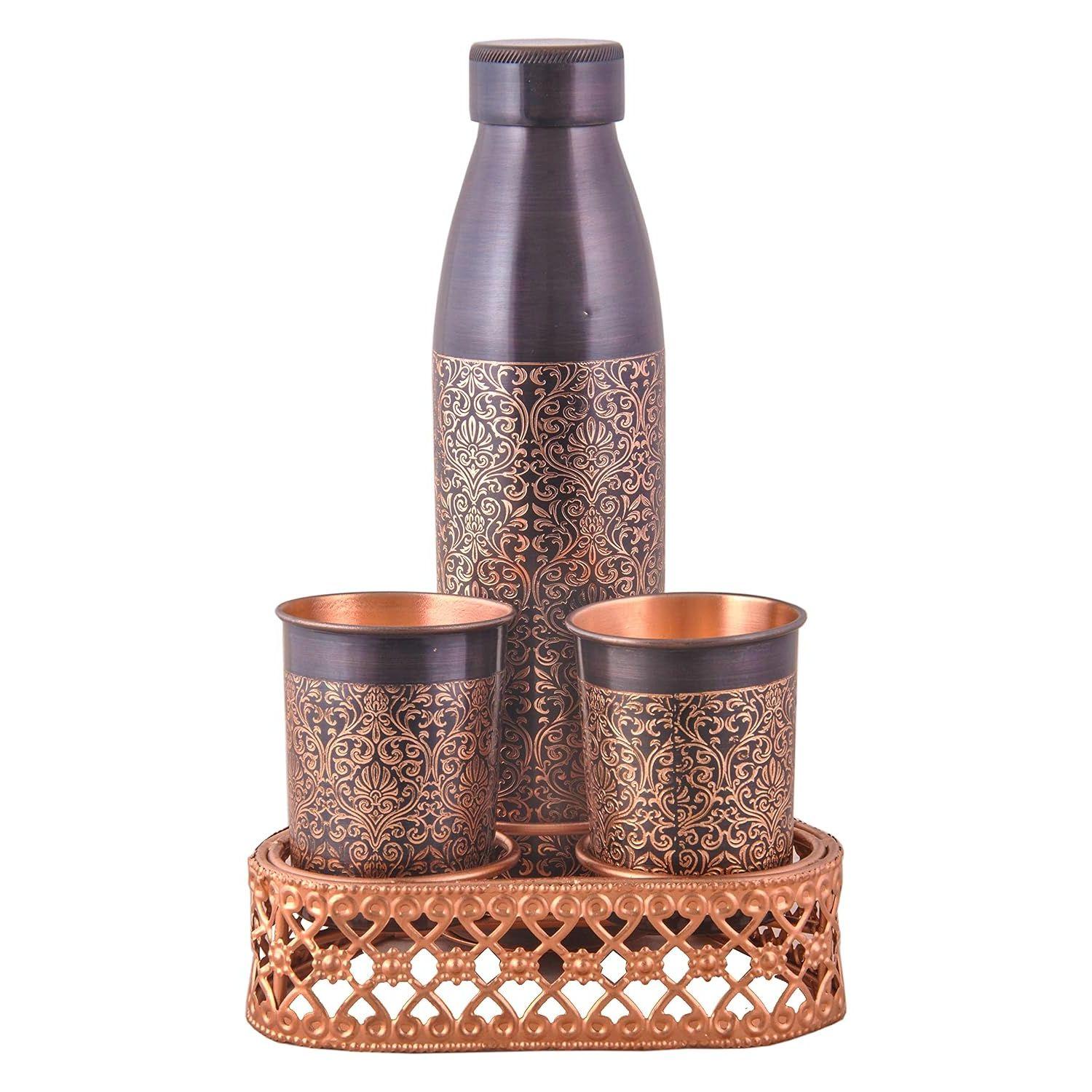 

Бутылка из чистой меди с античной отделкой и 2 медными стаканами с травлением для подарка и питья. Объем - 1 литр. (Набор из 1 бутылки + 2 стаканов)