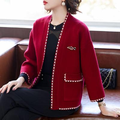 Eleganter Strick-Cardigan mit V-Ausschnitt für Frauen mittleren Alters