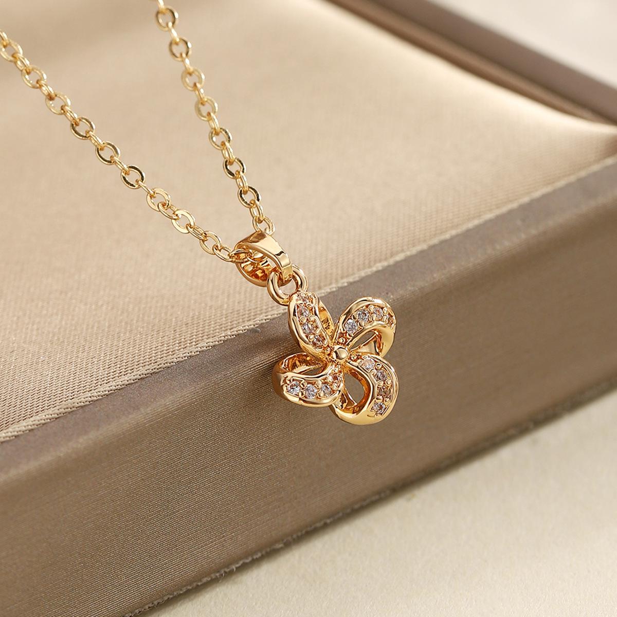 2026 Elegant Four-Leaf Clover Clavicle Necklace – High-End Design for Women золотой