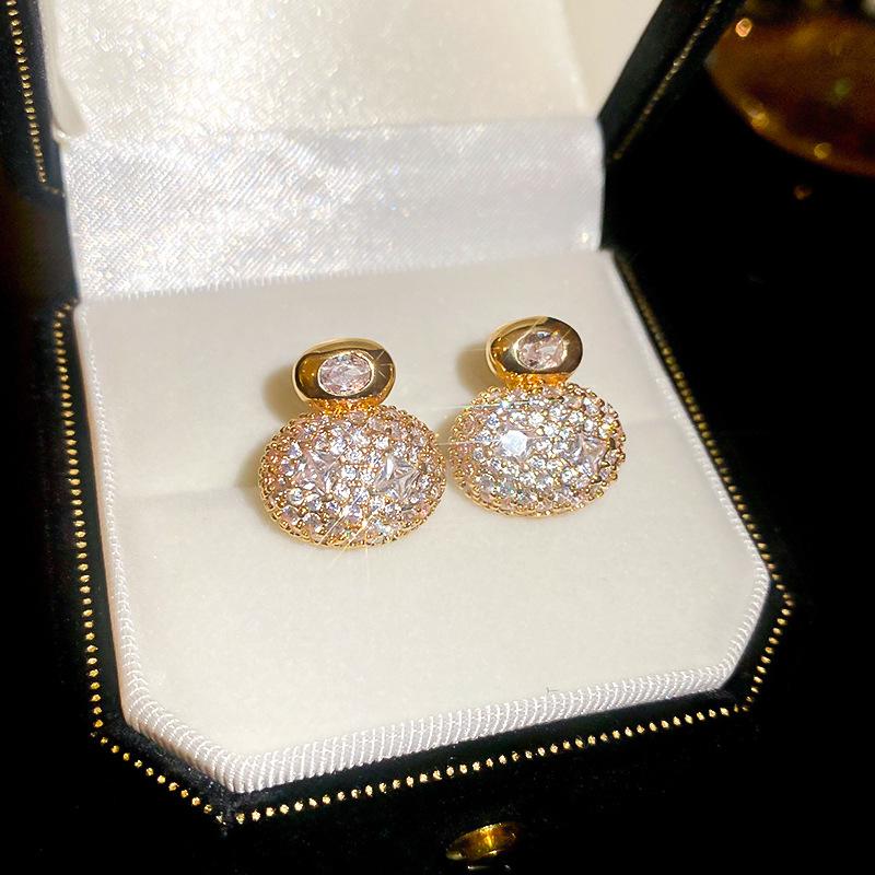 

Серьги-гвоздики овальные из циркония с гальваническим покрытием золотом 18 карат для женщин 2025 Темпераментные Универсальные Легкая роскошь Высококлассный циркон