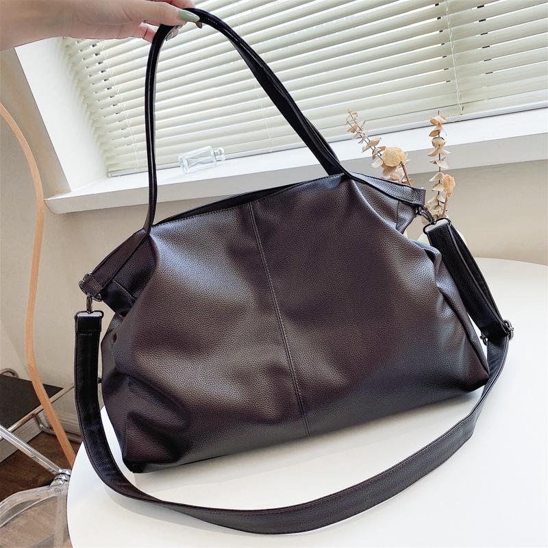 

Женская сумка 2025 осень новая мягкая ПУ корейская версия сумка-мессенджер для поездок однотонная большая вместимость сумка-тоут темно-коричневого