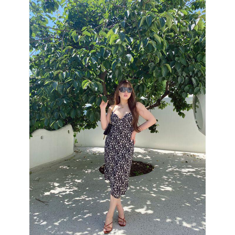 

50% off Miss Biggie European and American Plus size Slimming Floral Chiffon Adjustable Shoulder Strap Sling Dress Black background white flowers L