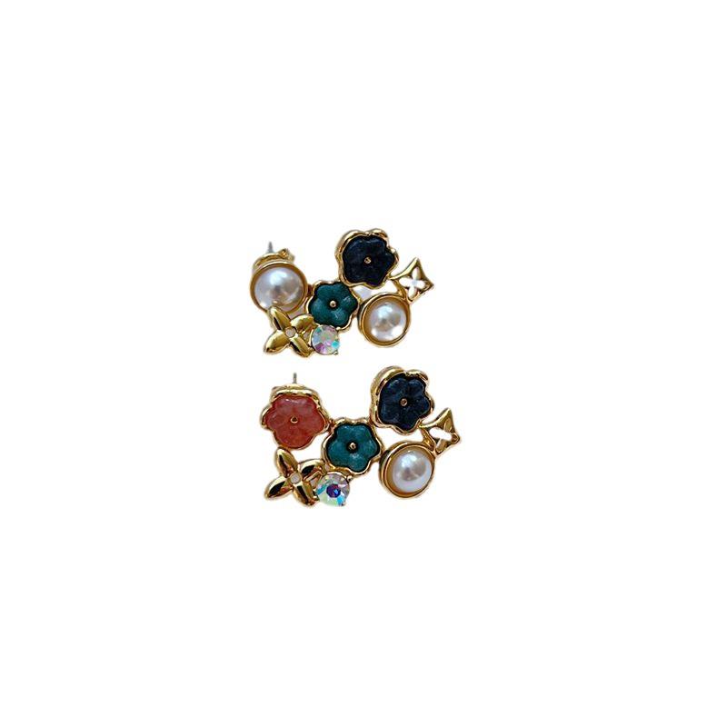 18K Gold Plated Pearl Four-Leaf Clover Stud Earrings with S925 Silver Needle.