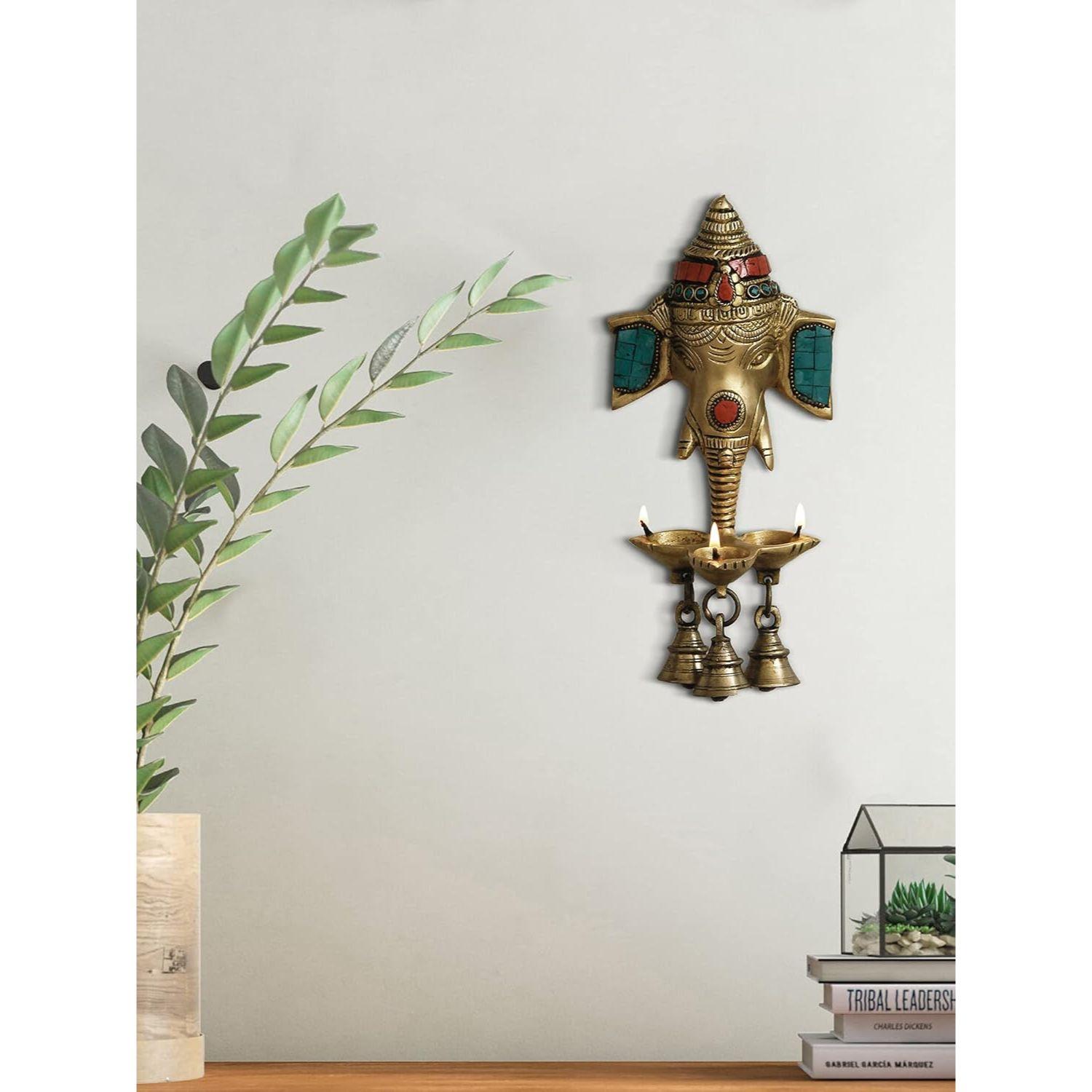 

Золотая и цветная каменная работа Ручной работы Настенное украшение Господь Ганеша Латунная дия на 3 фитиля с 3 колокольчиками - Дизайнерская дия, Дипам для дома