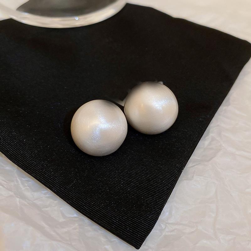 Metal wind round geometric earrings niche simple versatile stud earrings ins fashion high-end earrings
