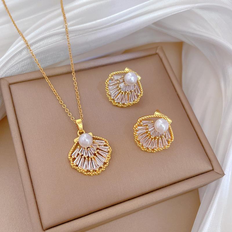 Exquisite French Hollow Shell Pearl Rhinestone Necklace Light Luxury Personality High-end Retro Fashion Stainless Steel Pendant