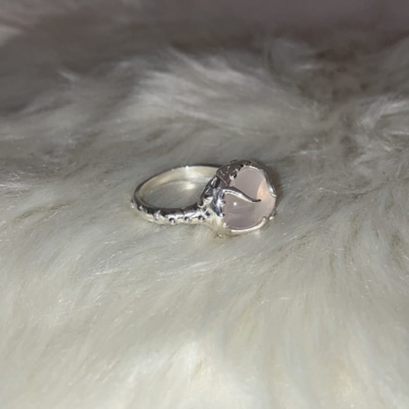 fillow rose quartz clasp ring
