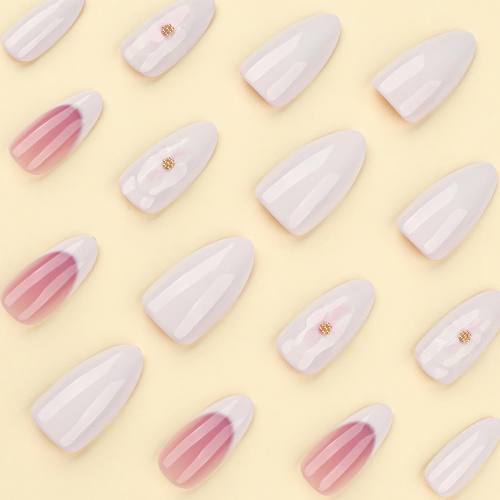 Prosty francuski biały brzeg noszony paznokieć 3D kwiatowy manicure sztuczny paznokieć krótki migdałowy paznokieć noszony kawałek paznokcia