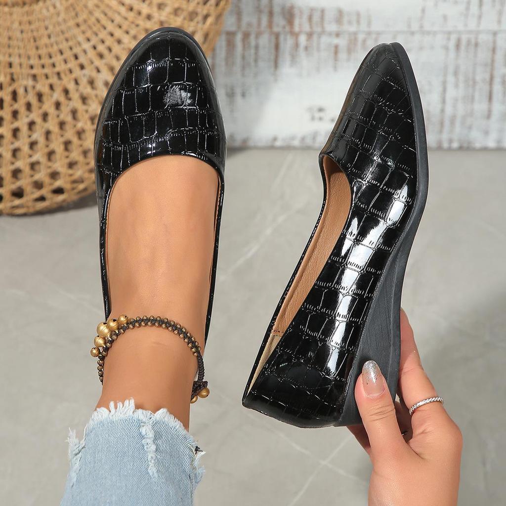 Mocassini Sneakers da Donna Taglie Forti con Punta Acuta e Tacco a Zeppa - Primavera 2024