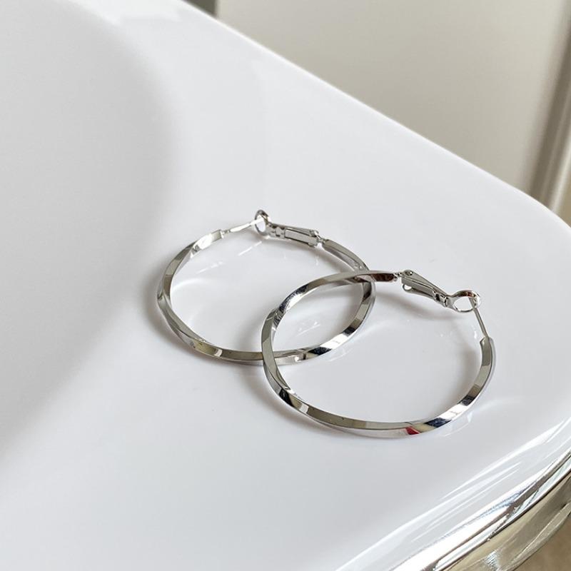Circular Earrings - New Trendy Women's Niche Design Accessories with High-class Elegance and Luxurious Appeal.