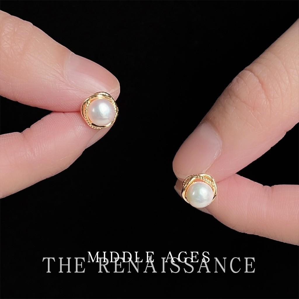 

Medieval freshwater pearl stud earrings French retro elegant temperament earrings simple commuter style earrings