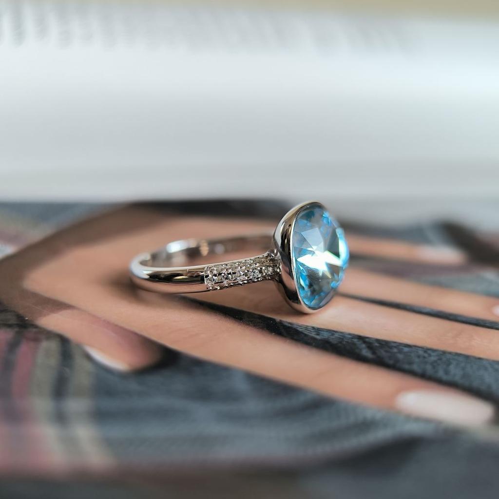 Серебряное кольцо с фианитами, вес изделия 4,38 гр (2186342)