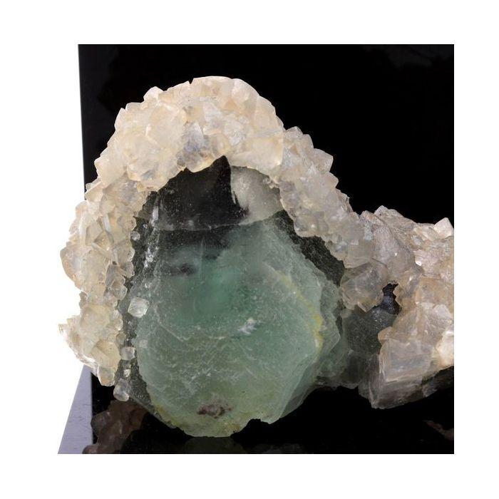 Pierres et Minéraux. Fluorite + Calcite. 1130.0 ct. Weishan Co., Yunnan Province, Chine.