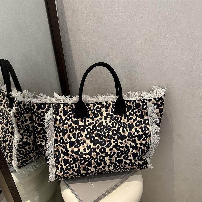 

New women s large-capacity leisure travel leopard print canvas bag New handmade tassel handbag One-shoulder tote bag