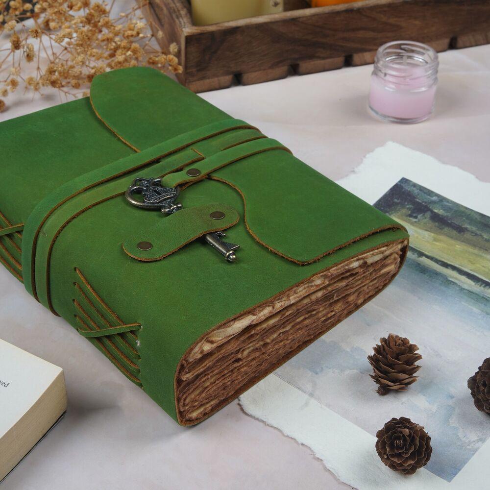 Handgefertigtes, in Leder gebundenes Tagebuch mit Schloss und Schlüssel mit Vintage-Baumwollpapier