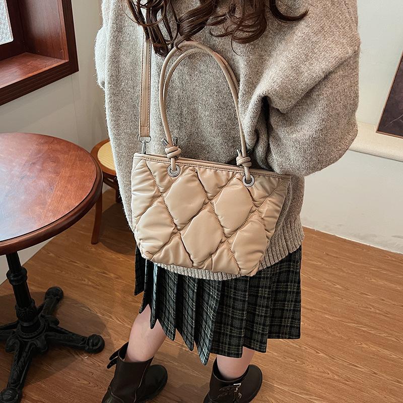 Hand carry fashion commuter tote bag women's 2025 winter new retro trendy shoulder bag premium embroidery thread oblique span bag