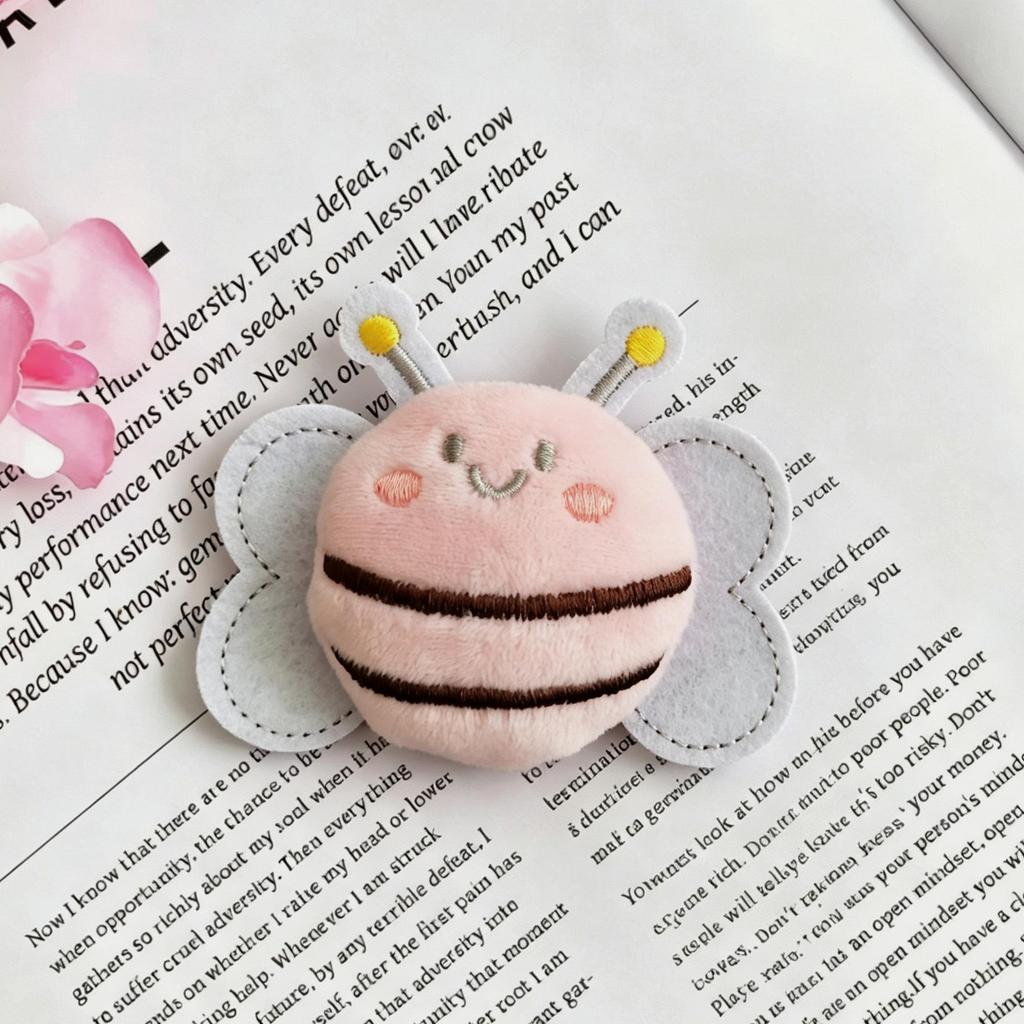 Colorful Cartoon Bee Plush Brooch Pendant for Clothes, Shoes, Hair, and Bags.