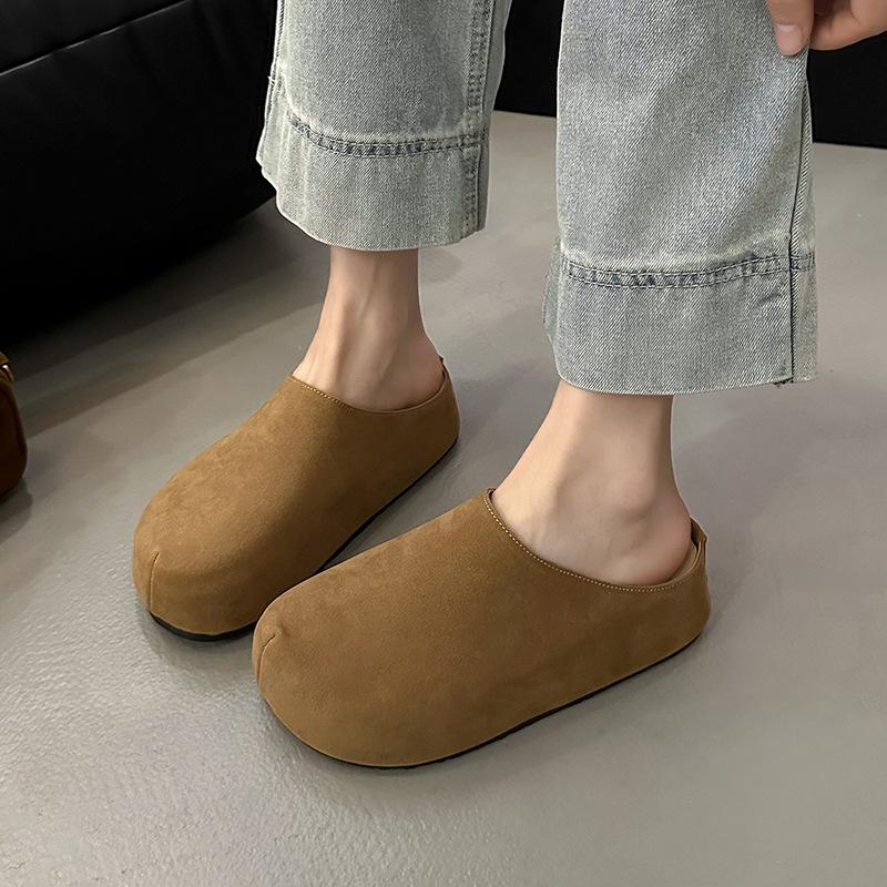 Damväska i läder med tjocksula och haltofflor, bärande nya vår- och sommarskor för damer, lata enskor