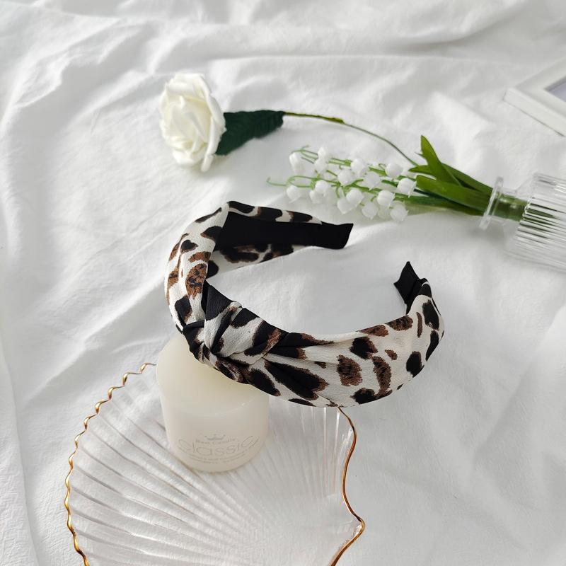 

Leopard Print Headband Wide Fabric Hairband for Women and Girls Knotted Design Non Slip Comfortable Fit Suitable for Daily Wear One Size