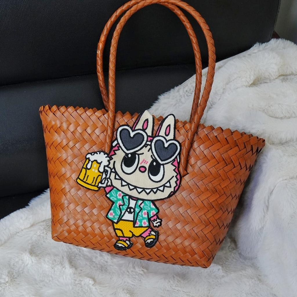 Labubu Sommer neuer Stil Netz rot geflochtene Korbtasche Umhängetasche Handtasche Damen Tasche niedlich Zugstoff Cartoon Rattantasche 5481 KTB
