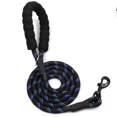 Hundeleine mit Karabinerverschluss Aluminiumschnalle Reflektierende geflochtene Hundekette aus Imitationsnylon Outdoor-Reflektorgürtel Spaziergang-Hundeleine