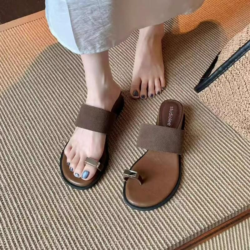 Nisch kilklack täckt tå svala tofflor fé skor bär 2025 ny sommar fransk med kjol mjuk sula sandaler