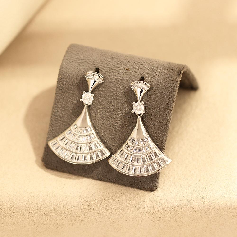 European and American personality, exaggerated and exquisite, diamond-encrusted scalloped earrings, gold-plated, versatile temperament, 925 silver nee